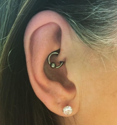  Piercing daith avec anneau et une boucle d’oreille 
