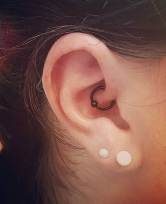  Piercing daith avec un anneau et deux boucles d’oreilles 