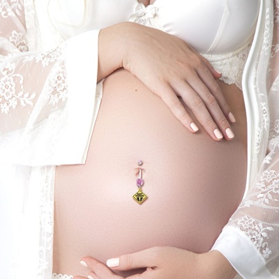  Piercing nombril grossesse avec un panneau jaune orné de deux petits pieds 
