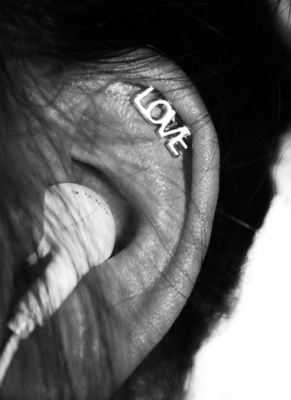  Piercing hélix love, photo en noir et blanc 
