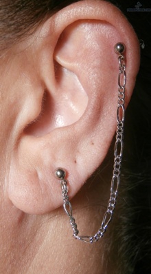  Piercing hélix et piercing lobe avec une chaine 