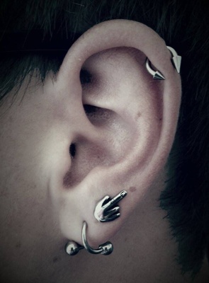  Piercing hélix avec un circulaire pointe et une spirale et une barbell au lobe 