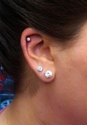  Piercing hélix cristal transparent et deux bijoux au lobe de l’oreille 