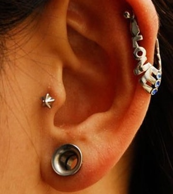  Piercing hélix avec un bouclier d’oreille LOVE et un tunnel au lobe 