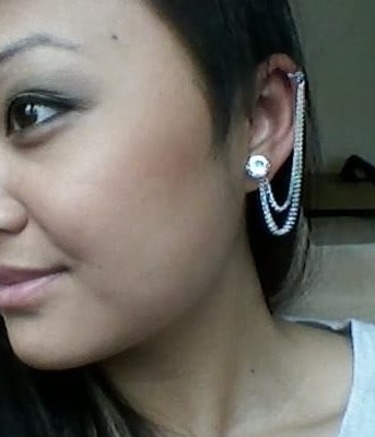  Double chaine d’oreille avec piercing hélix et piercing lobe 