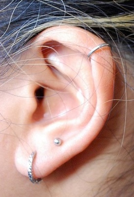  Petit anneau au piercing hélix et deux bijoux au lobe 