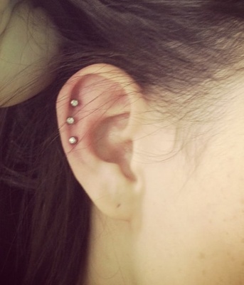  Triple piercing hélix avec des barbells ornées d’un cristal 