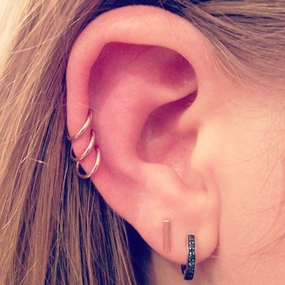  Triple piercing hélix avec de fins anneaux dorés 