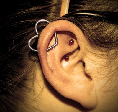  Double piercing hélix avec un anneau en forme de cœur 