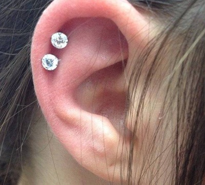  Double piercing hélix avec des cristaux transparents 