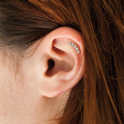  Piercing hélix avec des cristaux transparents qui épouse la forme de l’oreille 