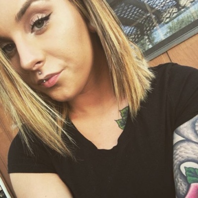  Piercing jestrum sur une fille avec un tatouage au bras