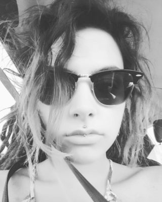  Piercing jestrum en noir et blanc 