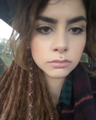  Piercing jestrum sur fille avec des rajouts rastas 