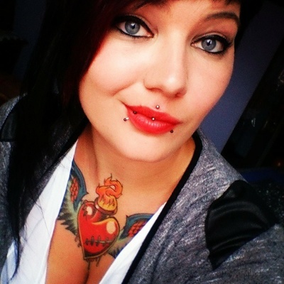  Piercing jestrum sur fille avec tatouage 
