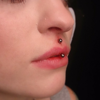  Piercing jestrum de profil 