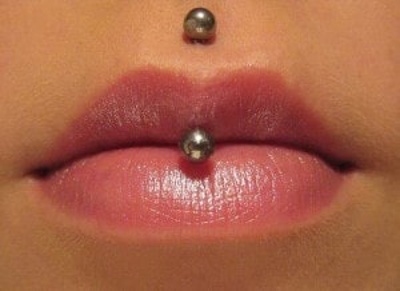  Piercing jestrum de face en gros plan A 