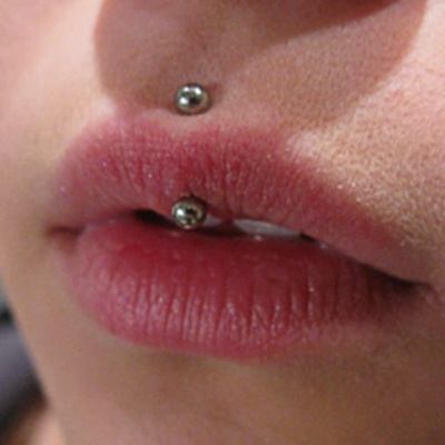  Piercing jestrum de face en gros plan B 