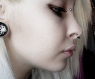  Piercing jestrum de profile avec bridge et septum 