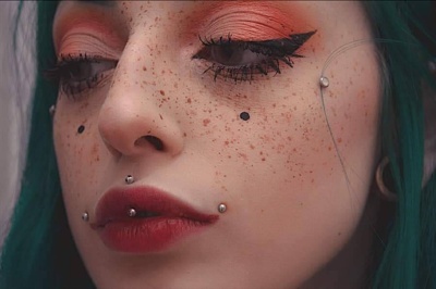  Piercing jestrum sur fille avec taches de rousseurs 