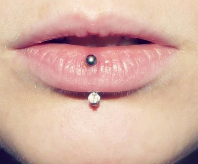  Piercing labret vertical avec un cristal transparent 