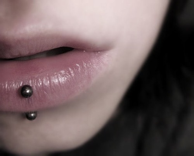  Piercing labret vertical simple en gros plan 