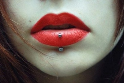  Piercing labret vertical avec un rouge à lèvre flashy 
