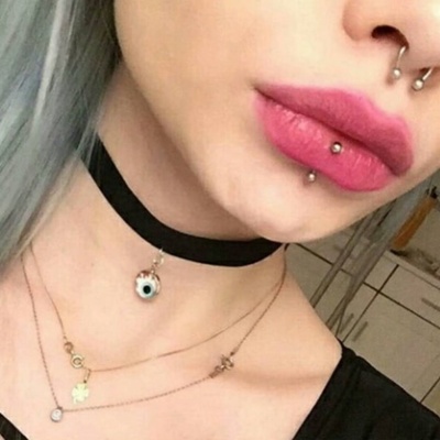 Piercing labret vertical et fer à cheval au septum 