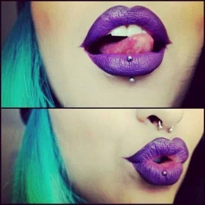  Piercing labret vertical avec septum et rouge à lèvre lilas 