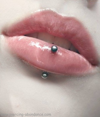  Piercing labret vertical avec deux boules grises 