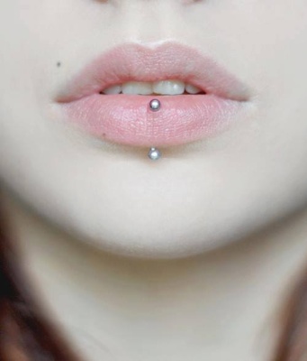  Piercing labret vertical classique 