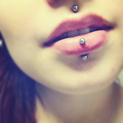  Piercing labret vertical et piercing médusa 