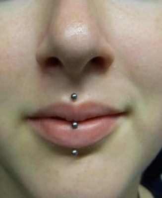  Autre exemple de piercing labret vertical et de piercing médusa 