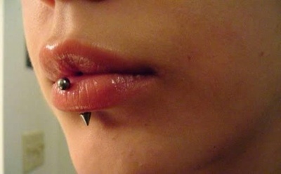  Piercing labret vertical avec une boule et une pointe 