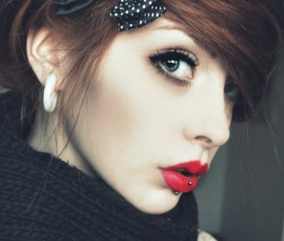 Piercing labret vertical vu de coté 