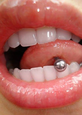  Piercing langue en acier boule en gros plan 