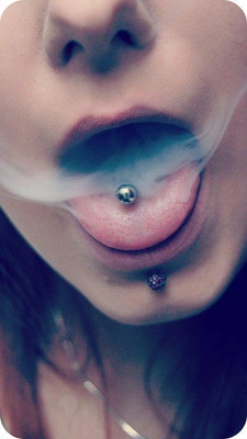  Piercing langue avec de la fumée 