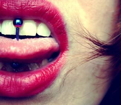  Piercing langue plaqué titane bleu 