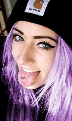  Piercing sur fille aux cheveux violets 
