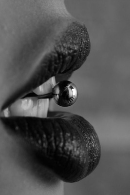  Piercing langue acier sur photo en noir et blanc 
