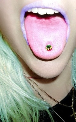  Piercing langue logo cannabis 