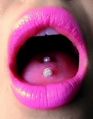 Double Piercing langue avec des boules féridos 