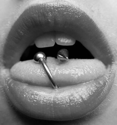  Piercing langue avec une spirale 
