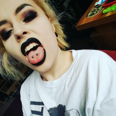  Piercing langue venom sur femme avec du rouge à lèvre noir 