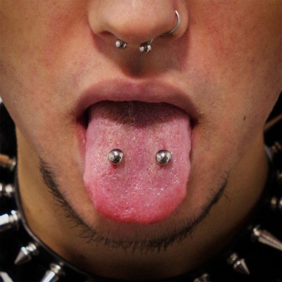  Piercing venom ou double piercing langue sur homme avec septum et piercing narine 