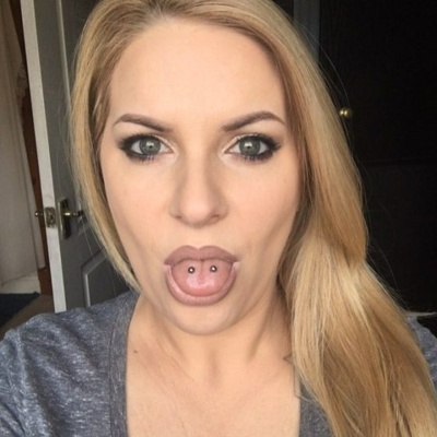  Piercing venom sur femme aux cheveux longs 