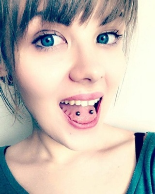  Piercing langue venom avec des barbells noires 