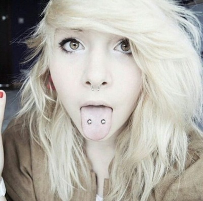  Piercing langue venom ou double piercing langue sur femme aux cheveux blonds 