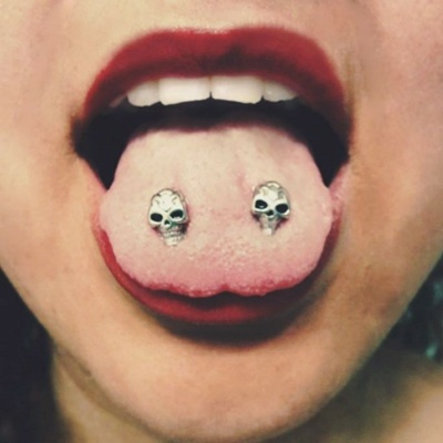 Piercing venom avec des bijoux tête de mort en gros plan 