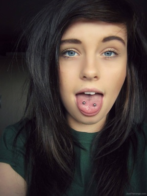  Piercing langue venom sur femme aux longs cheveux bruns 